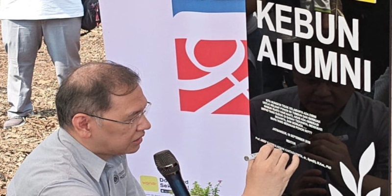 Alumni Unpad Tanam Pohon di Kebun Alumni, Warisan untuk Dies Natalis ke-69