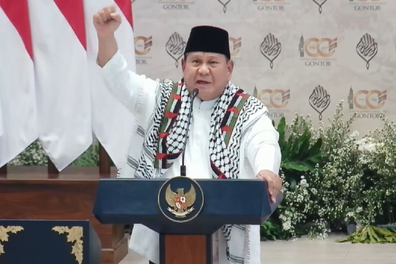 Prabowo Serukan Free Palestine di Gontor, Kenakan Keffiyeh Pemberian Dubes