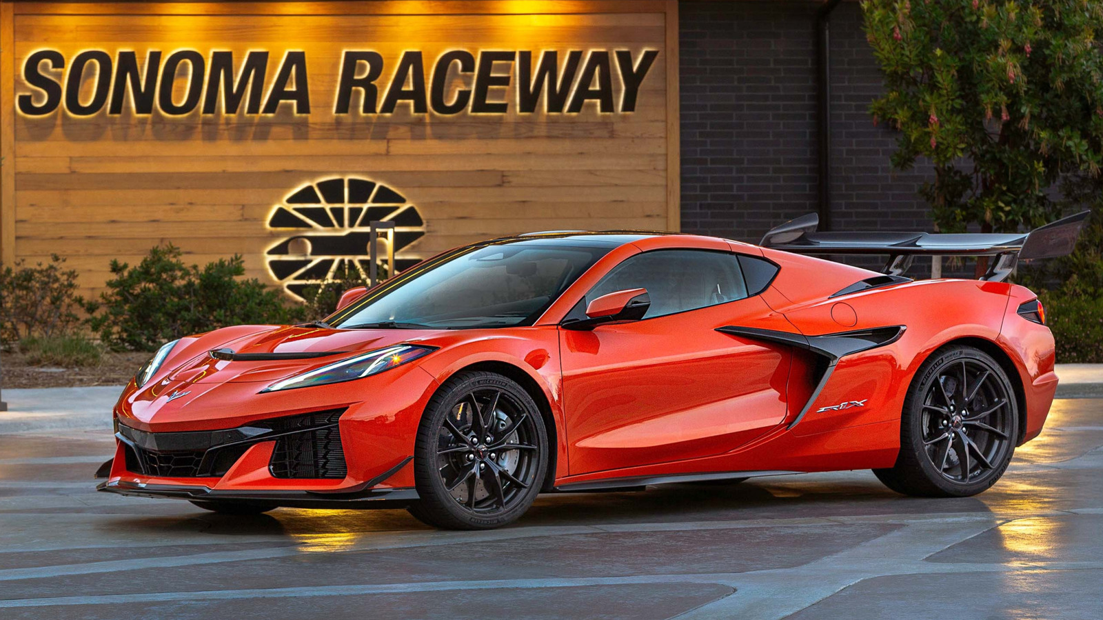 Corvette ZR1X Vs Hellcat: Perbandingan Tenaga dan Akselerasi Dua Muscle Car Amerika