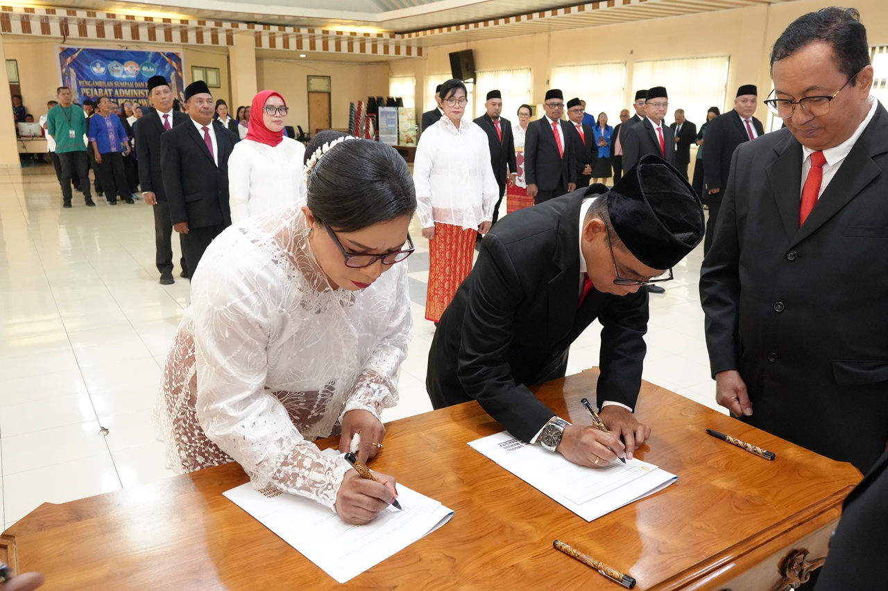 Rektor Unpatti Lantik 14 Pejabat Administrator dan Pengawas, Tekankan Integritas serta Pelayanan