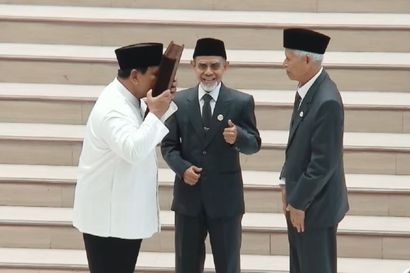 Presiden Prabowo Cium Mushaf Al Quran Gontor di Resepsi 100 Tahun Pesantren
