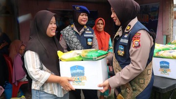 Polwan Polda Riau Bagikan 50 Paket Sembako dan Buka Klinik Apung di Sungai Duku