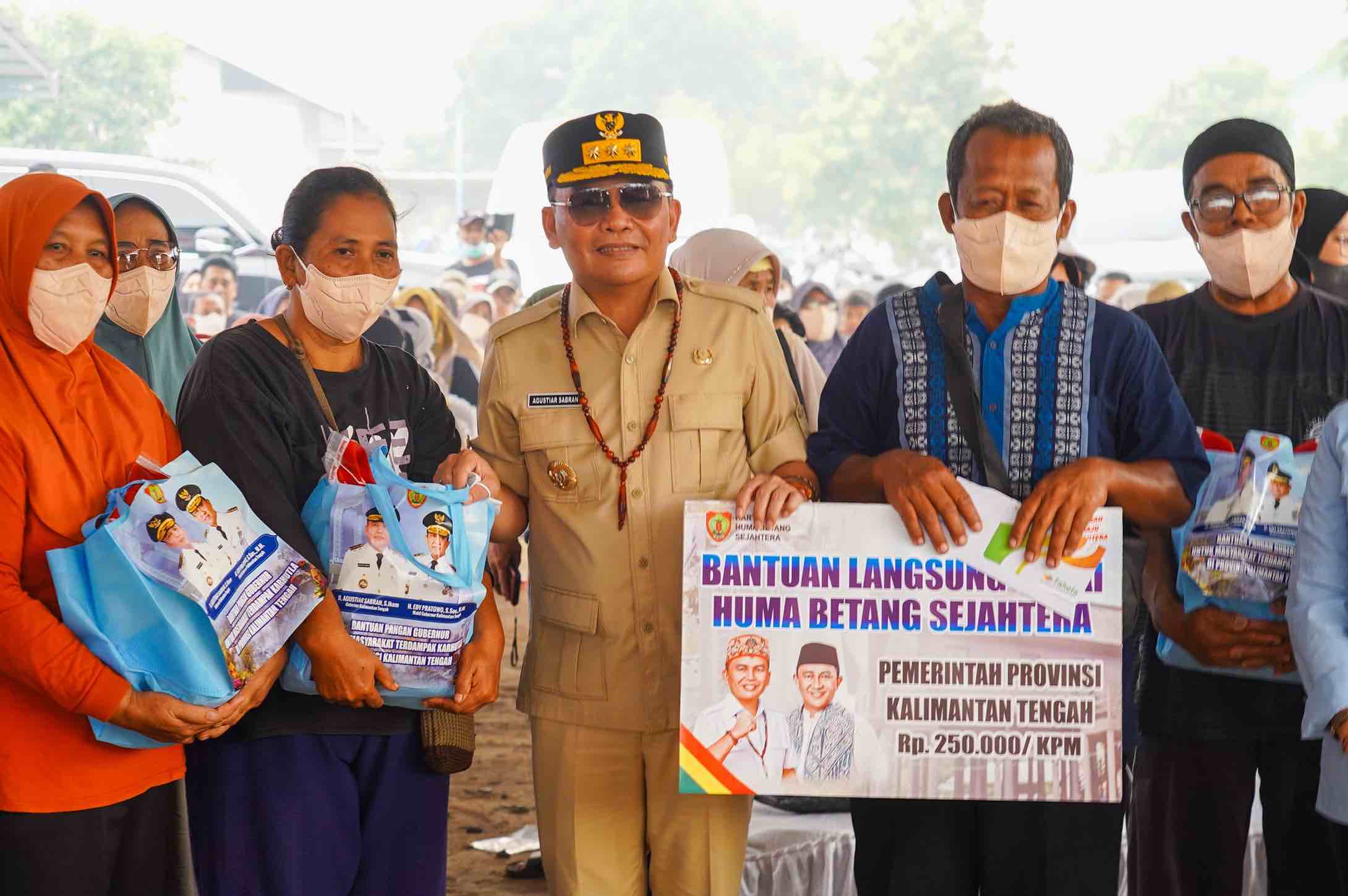 Gubernur Kalteng Serahkan 300 Paket Sembako dan Kartu Huma Betang untuk 700 Warga Kalampangan Terdampak Karhutla