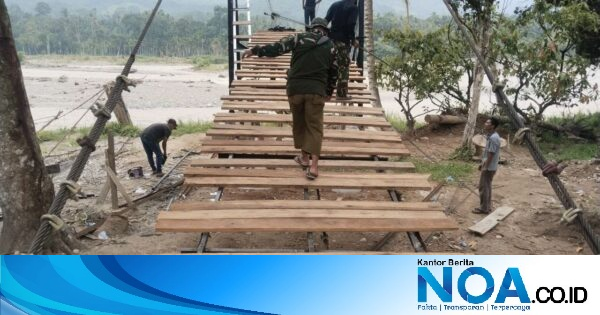 Babinsa dan Warga Lawe Ger Ger Gotong Royong Pasang Papan Lantai Jembatan Gantung di Aceh Tenggara