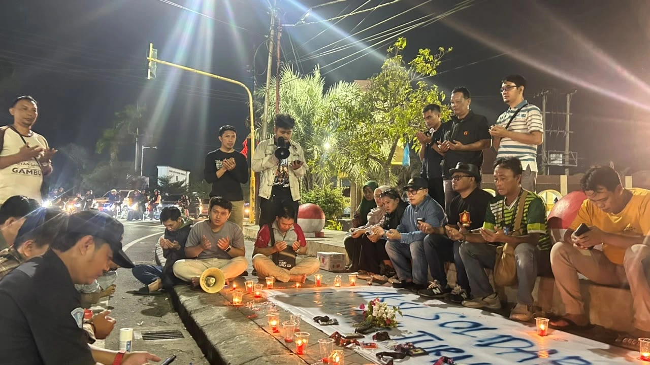 Jurnalis Bengkulu Gelar Doa Bersama dan Nyalakan Lilin untuk 5 Wartawan Hilang di Selat Sunda