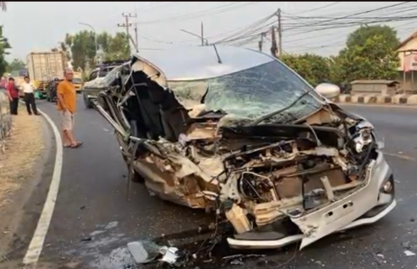 Taksi Online Hantam Truk dan Motor di Jombang, Sopir Ngantuk Jadi Biang Kerok