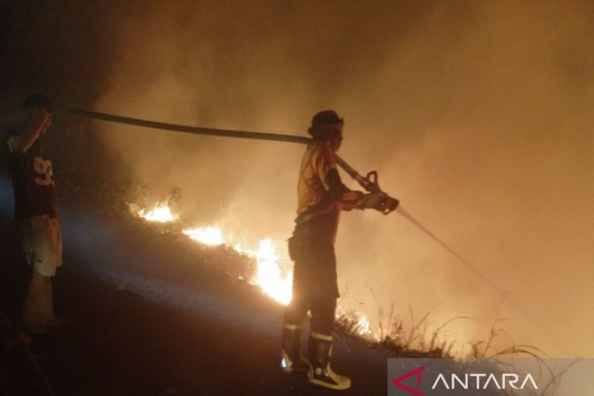 BPBD Muara Enim Kerahkan 37 Personel Padamkan Karhutla 10 Hektare Lahan Gambut di Desa Putak