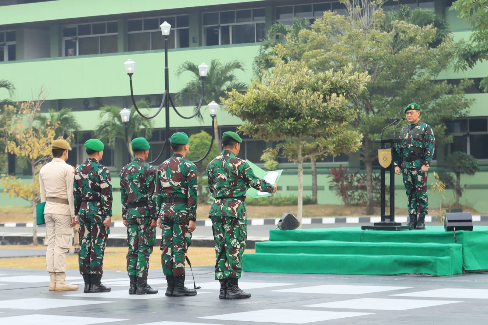 Kodam VI Mulawarman Tegaskan Disiplin Prajurit di Upacara Tujuh Belasan, Fokus Triwulan IV 2026