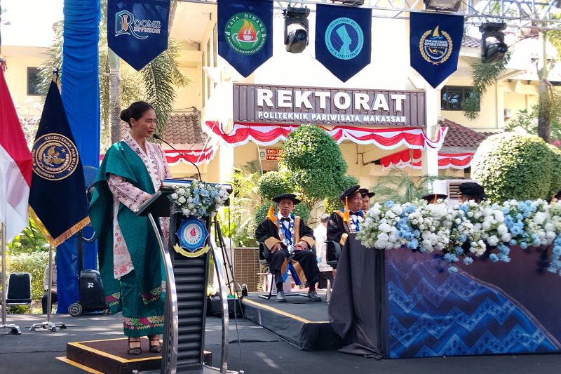 Wamenpar Tekankan Pariwisata Berkelanjutan di Wisuda Poltekpar Makassar