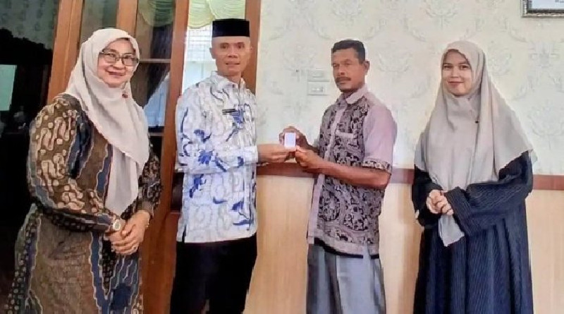 Pemkab Abdya Serahkan Bungong Jaroe Emas ke Ahli Waris Teungku Peukan