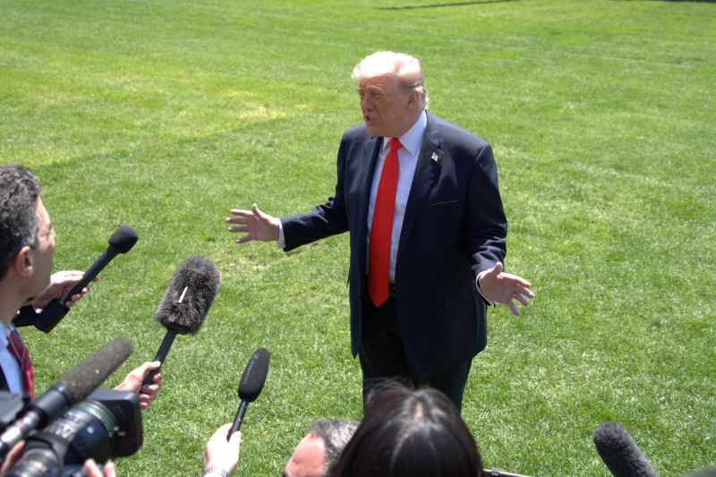 Trump Larang CNN, MS NOW, dan Politico Masuk Gedung Putih