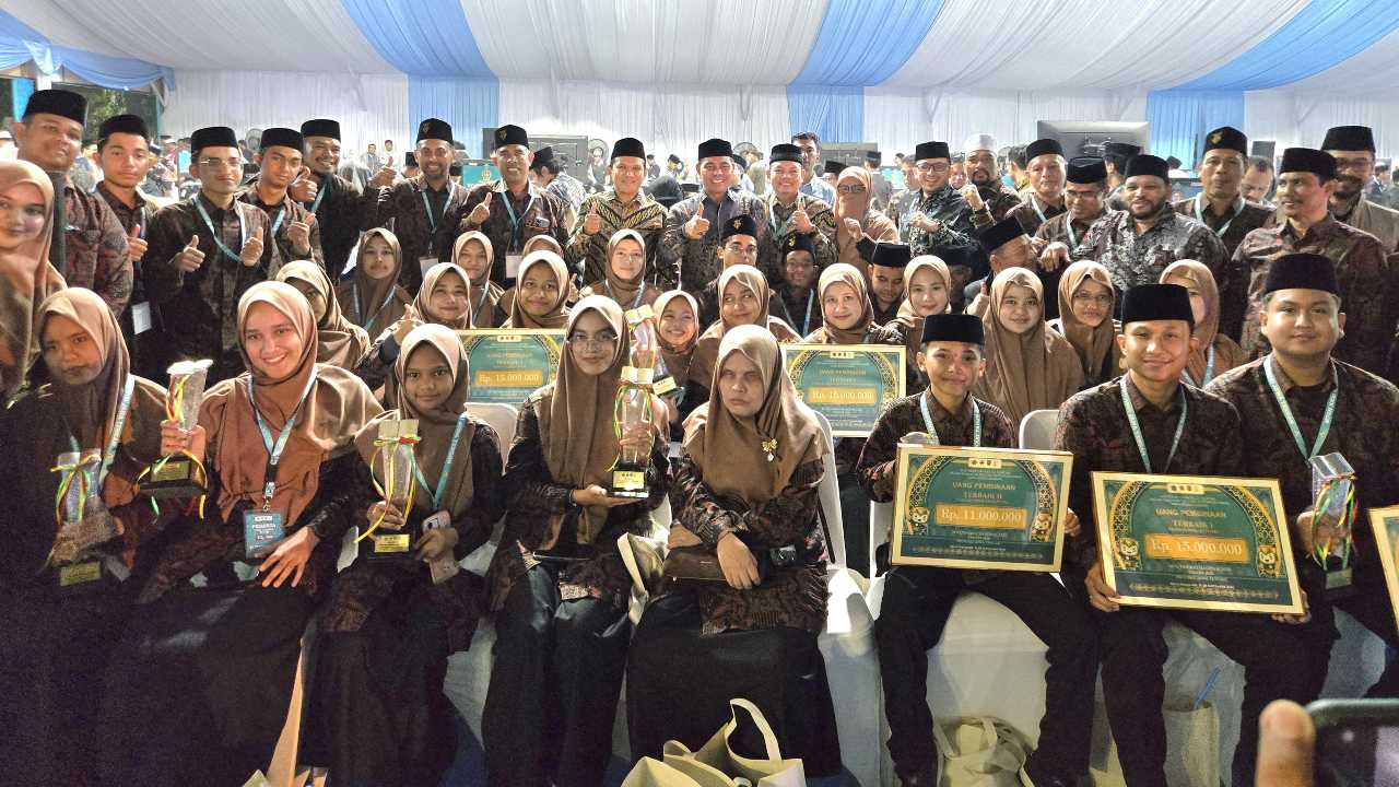 Kafilah Aceh Peringkat Keempat MTQ Nasional 2026, Wagub Fadhlullah Serahkan Bonus Spontan Rp 200 Juta
