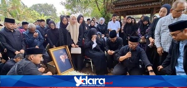 Jenazah Gubernur Jabar 2003-2008 Danny Setiawan Dimakamkan di Pemakaman Keluarga Ciwareng Purwakarta