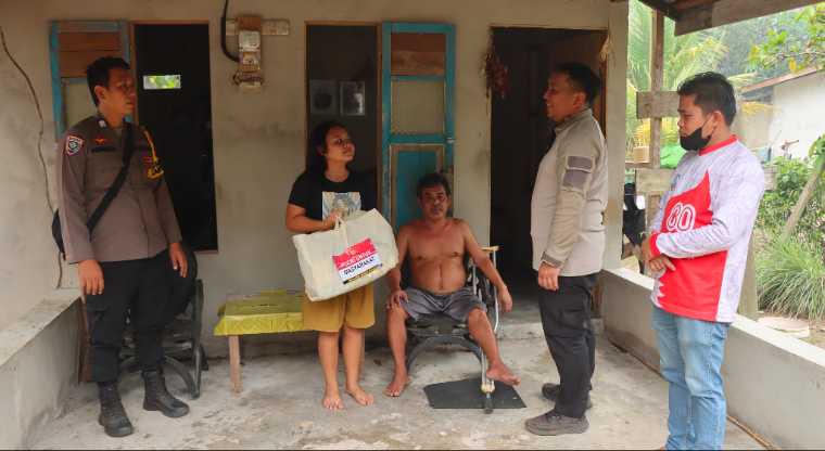 Kapolres Mempawah Naik Motor Tembus Kabut Asap, Bagikan Obat dan Bantuan ke Warga Desa Pentek