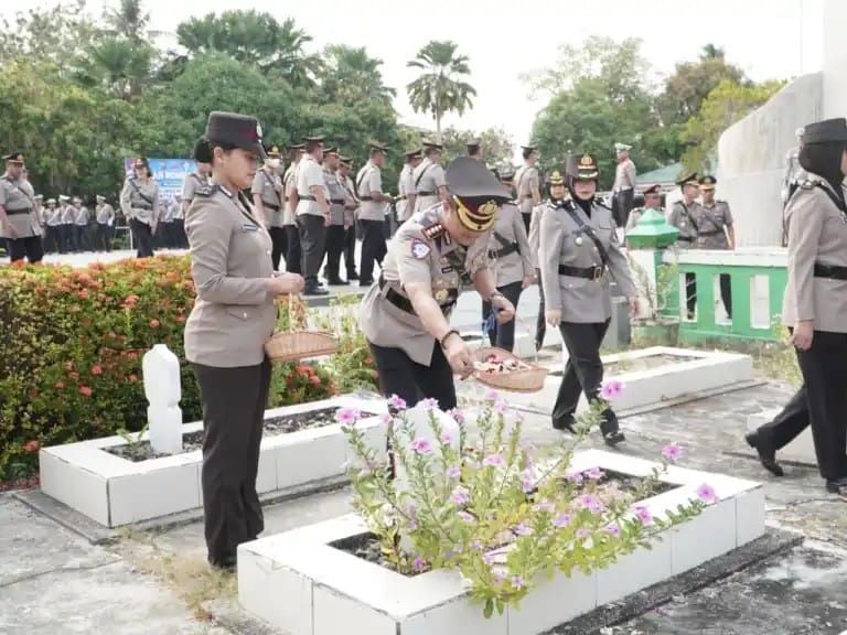 Ditlantas Polda Kaltim Ziarah ke TMP Dharma Agung Balikpapan, Peringati HUT Lalu Lintas Bhayangkara ke-71