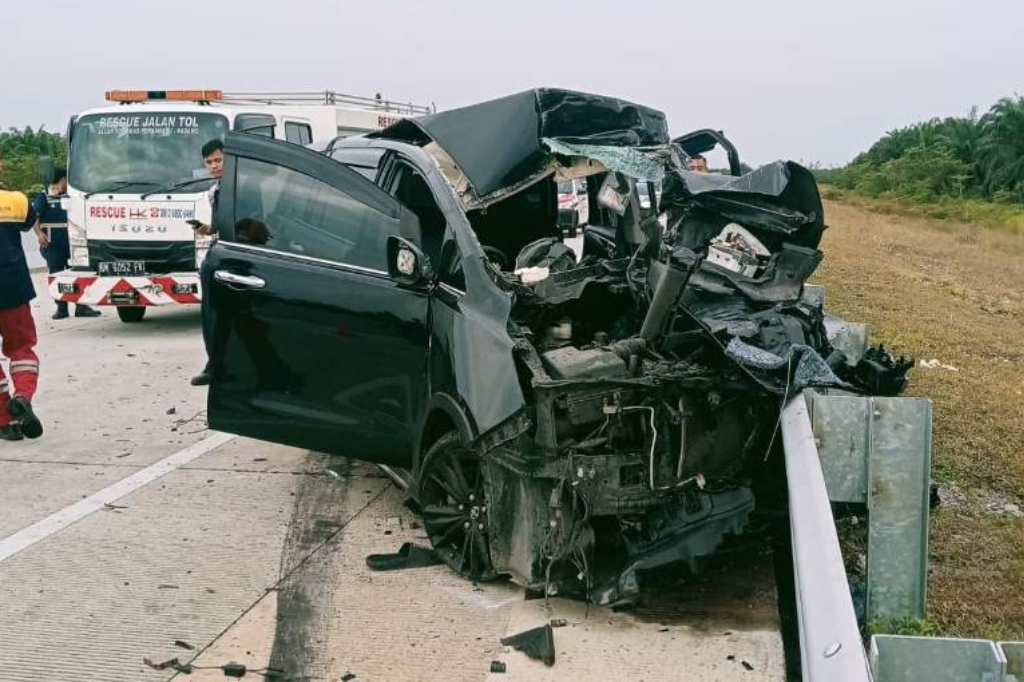 Mobil Tabrak Truk di Tol Bangkinang, Ustaz dan Dosen Tewas di Lokasi