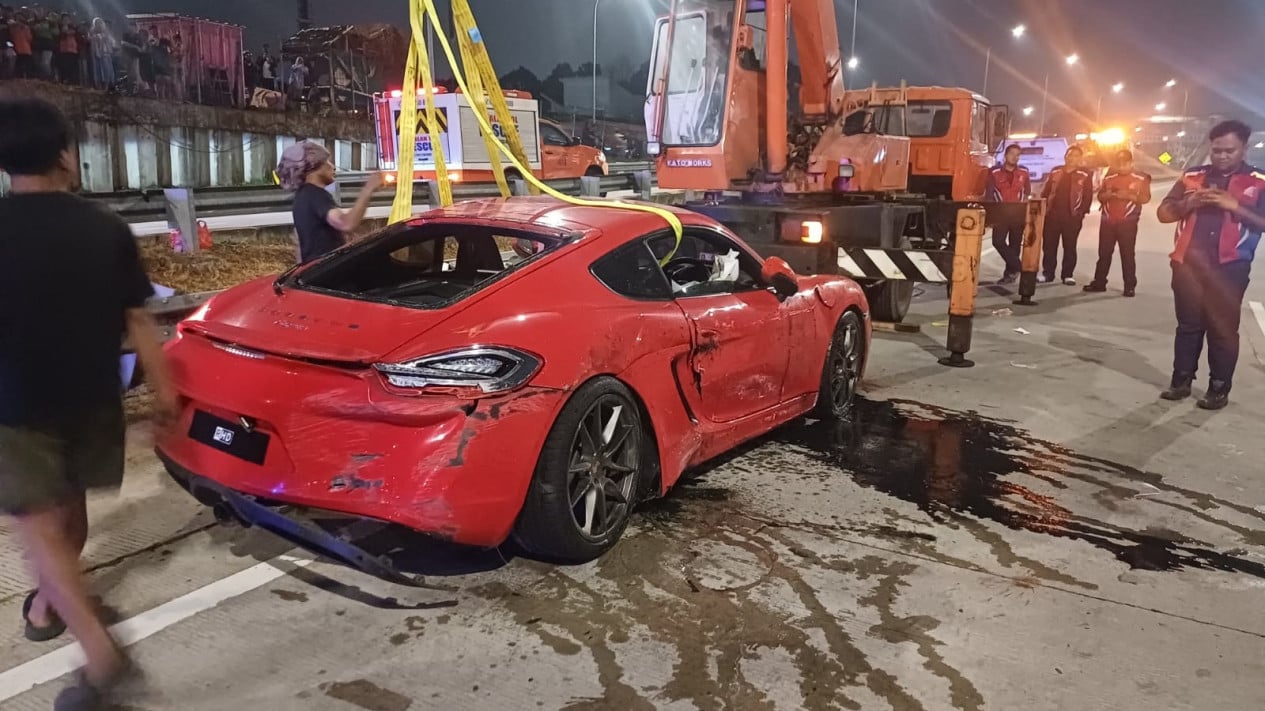 Porsche Terperosok ke Saluran Air Tol Desari KM 4+200 B, Diduga Terjepit Usai Hantam Pembatas