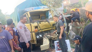 Truk Rem Blong Tabrak Hajatan Nikah di Lumajang, 2 Tewas 9 Luka