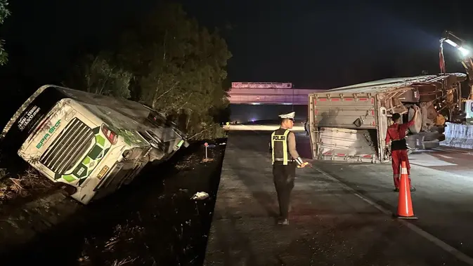 Bus EPA Star Tabrak Truk Trailer di Tol Terpeka, Sopir Tewas dan 7 Penumpang Luka