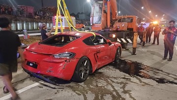 Mobil Porsche Terperosok ke Saluran Air di Tol Desari, Tak Ada Korban