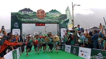 Porter Rinjani Berlari Pikul Keranjang di Sembalun Marathon 2026