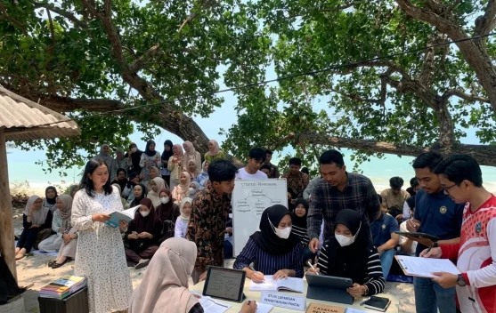 Rita Orbaningrum Ajarkan Puisi Esai ke Puluhan Penggiat Literasi di Pantai Aek Anyer Bangka