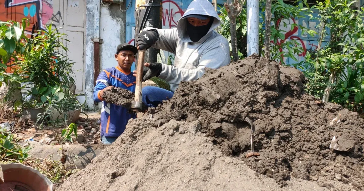 Sedimentasi 45 Sentimeter di Dua Ruas Jalan Kota Tegal, DPUPR Kerahkan 24 Personel Normalisasi Drainase