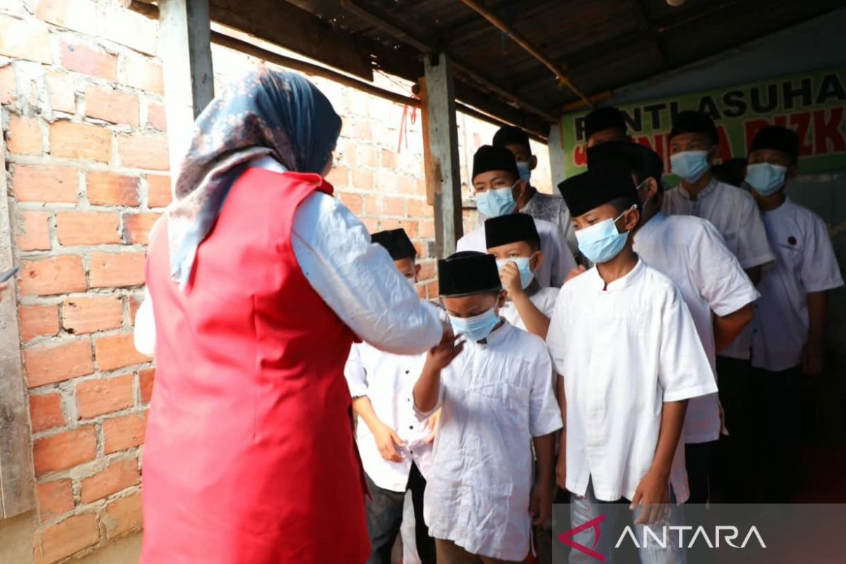 PMI Kota Palembang Serahkan Paket Sembako dan Uang Tunai ke Puluhan Anak Yatim di Jakabaring