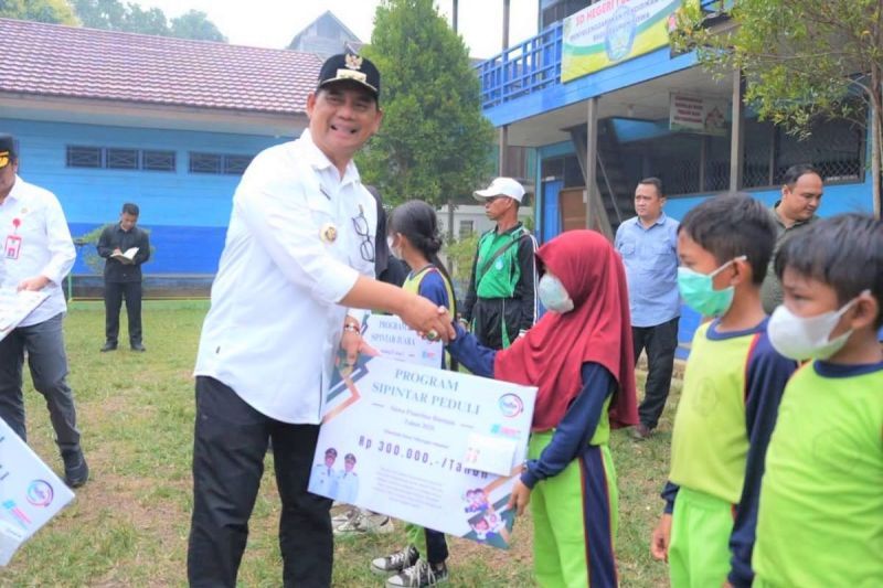 Bupati Barito Utara Serahkan SIPintar ke 57 Siswa SDN 1 Benangin V, Anggaran Pendidikan Teweh Timur Rp 10 Miliar