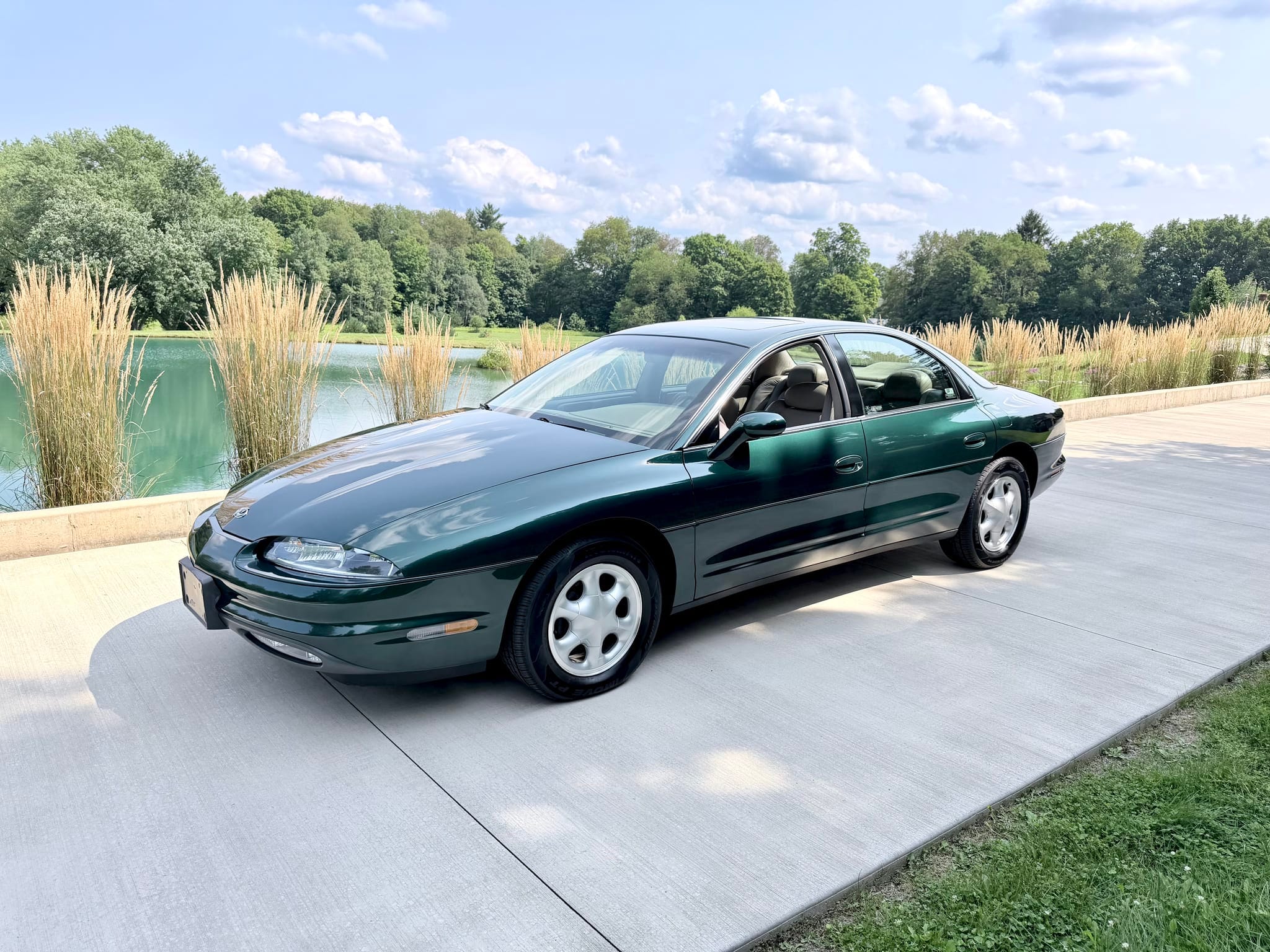 Oldsmobile Aurora 1995 dengan 8.000 Mil Resmi Dilelang di Bring a Trailer