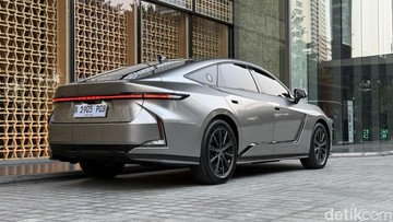 Test Drive Lexus ES 350e dan ES 350h: Nyaman di Belakang, Asyik di Kemudi