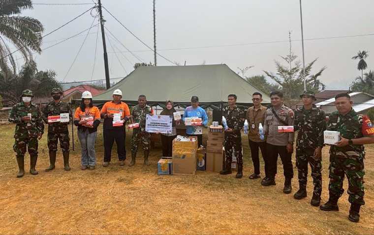 CMI Salurkan 1.100 Dus Masker KN95 dan 5.950 Box Obat Tetes Mata untuk Warga Ketapang Terdampak Asap Karhutla