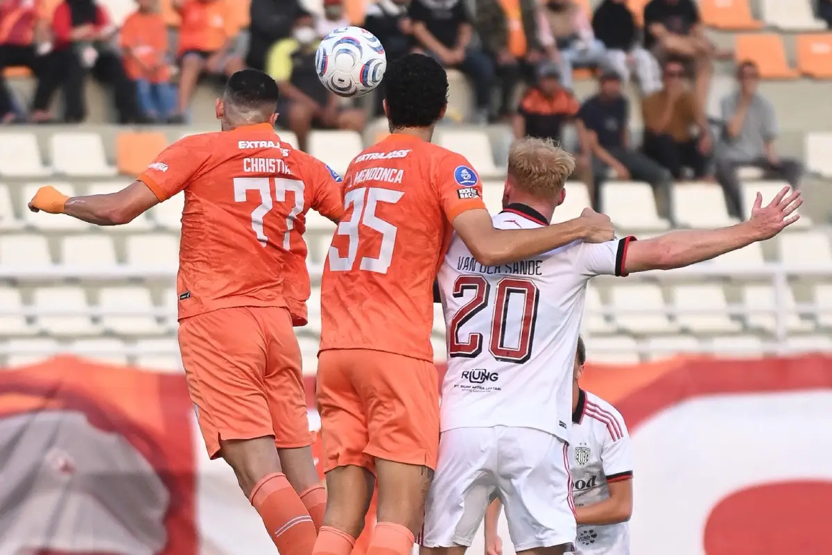 Borneo FC vs Bali United: Dua Kartu Merah Mewarnai Babak Pertama di Stadion Segiri