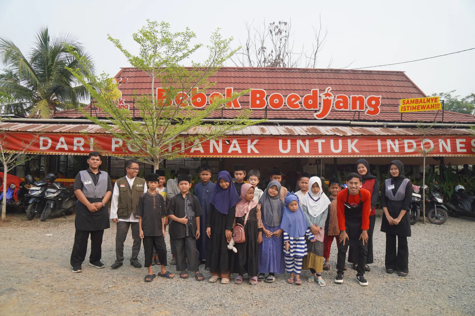 LAZNAS BMH Kalbar dan Bebek Boedjang Traktir 20 Anak Yatim Dhuafa di Rumah Makan Arteri Supadio