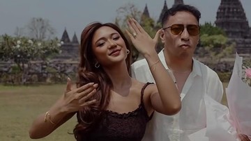 Marion Jola Dilamar Dennis Talakua di Pelataran Prambanan