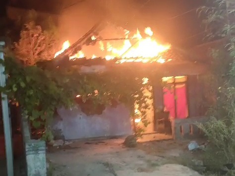 Rumah Warga Dermayu Indramayu Ludes Terbakar Dini Hari, Kerugian Ditaksir Rp150 Juta