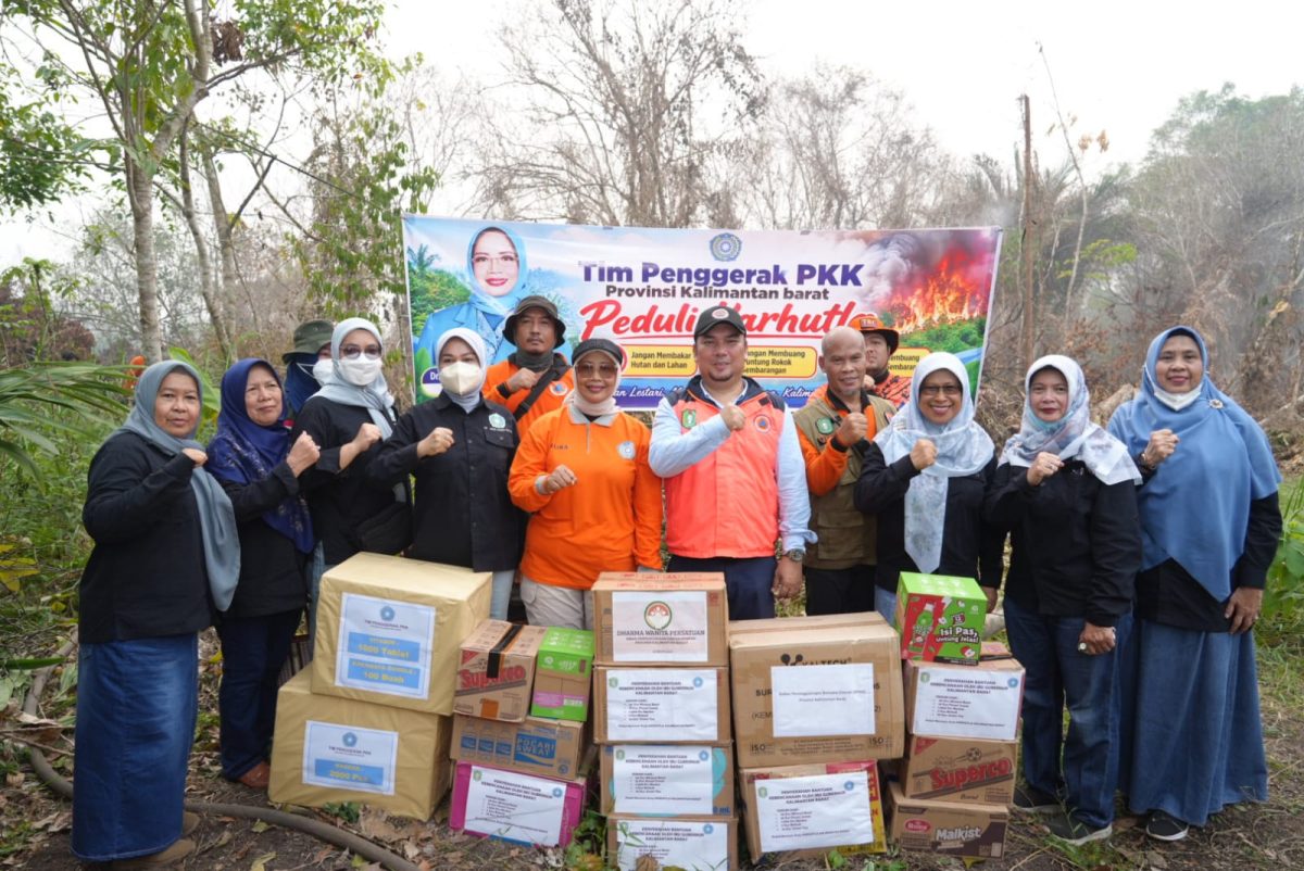 TP PKK Kalbar Salurkan Air Bersih untuk Warga Terdampak Karhutla di Kubu Raya