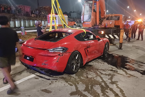 Porsche Merah Terperosok ke Saluran Air di Tol Desari, Tak Ada Korban Jiwa