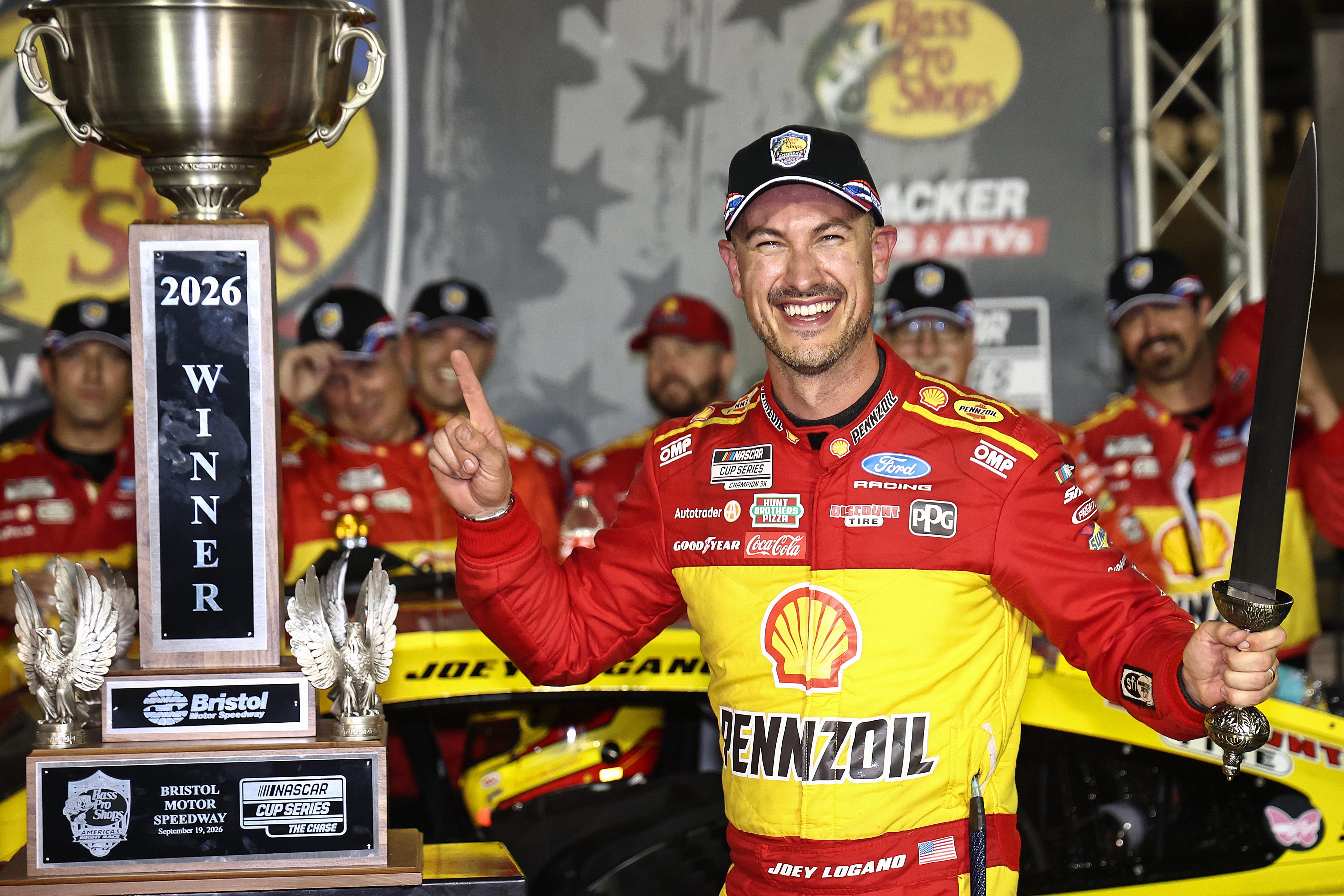 Joey Logano Menang Dramatis di Bristol Night Race, Ryan Blaney Terlibat Keributan di Pit Road