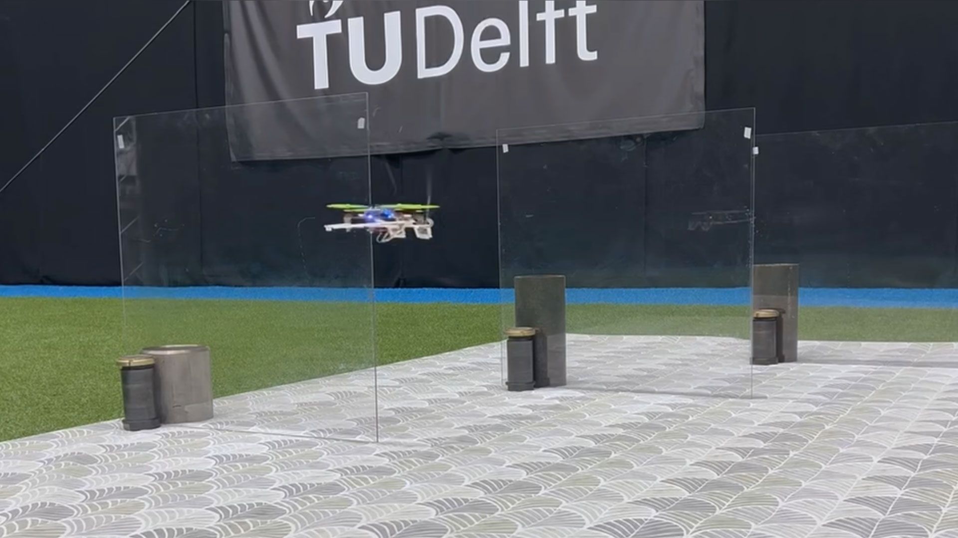 Drone Berkumis Ini Bisa Navigasi di Ruangan Gelap dan Penuh Asap