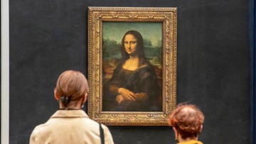 2 Turis Jerman Ditangkap Usai Tempel Lukisan di Museum Louvre Paris