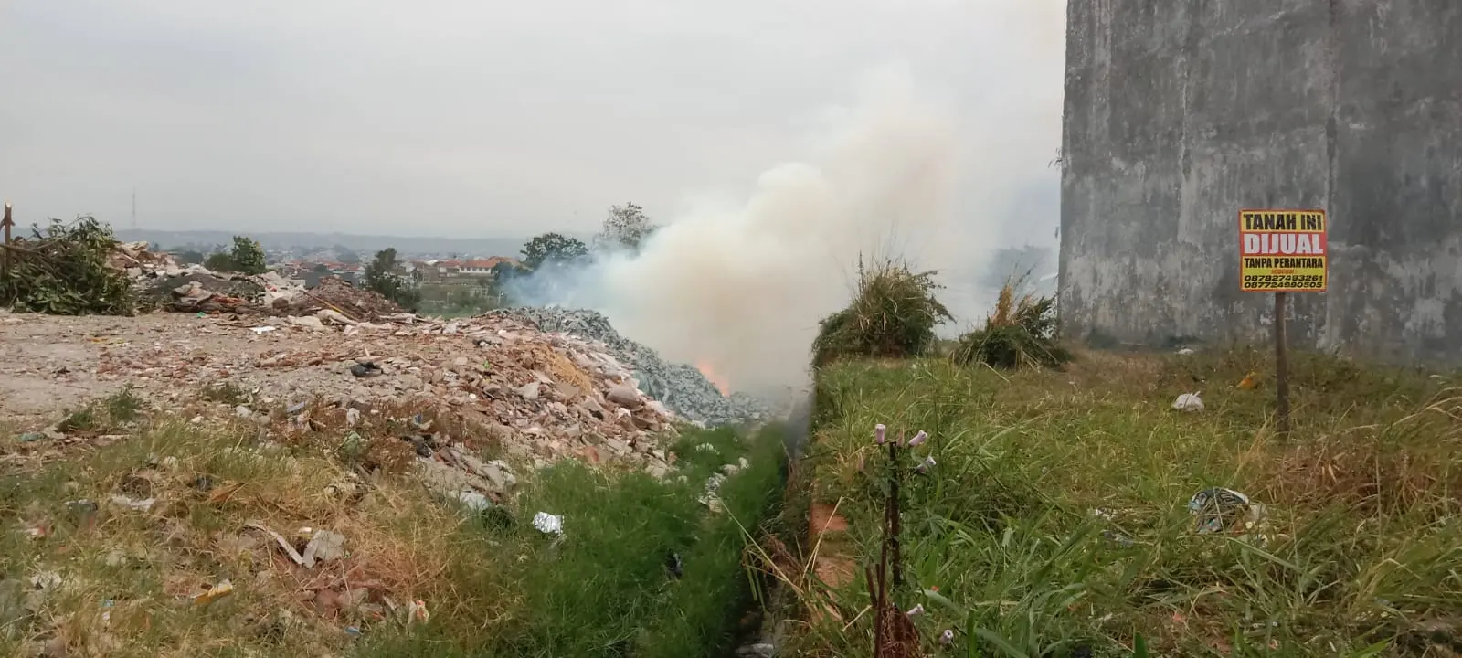 Warga Garut Keluhkan Bau Menyengat Limbah Kulit Terbakar di Seberang SPBU Copong, Api Baru Padam 19.38 WIB