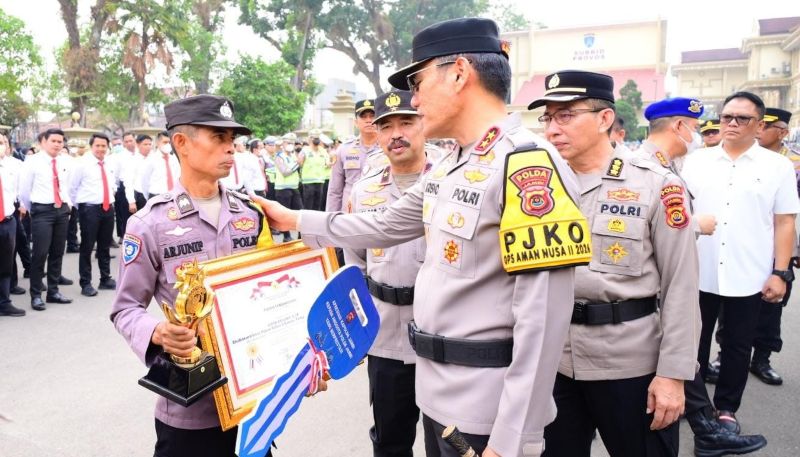 Kapolda Jambi Serahkan Penghargaan Kompolnas Award 2026 ke Aipda Arjunif Bhabinkamtibmas Polres Bungo