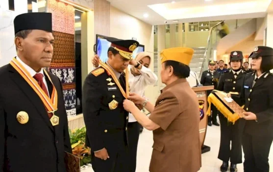 Kapolda NTT Irjen Pol Rudi Darmoko Terima Bintang Kehormatan LVRI di Mapolda, Hadir Wagub Johni Asadoma