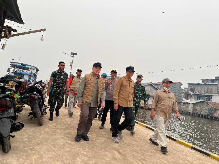 Gubernur Kalbar Ria Norsan Susuri Sungai ke Bukit Peramas Kayong Utara, Cek Kendala Api Belum Padam