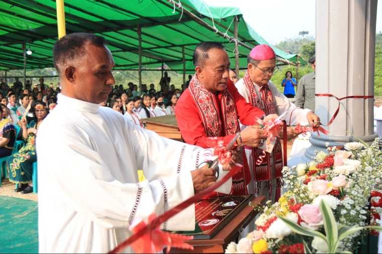 Wagub Kalbar Krisantus Resmikan Pastoran Santo Filipus Mentebah, Minta Umat Katolik Jadi Pelopor Cegah Karhutla