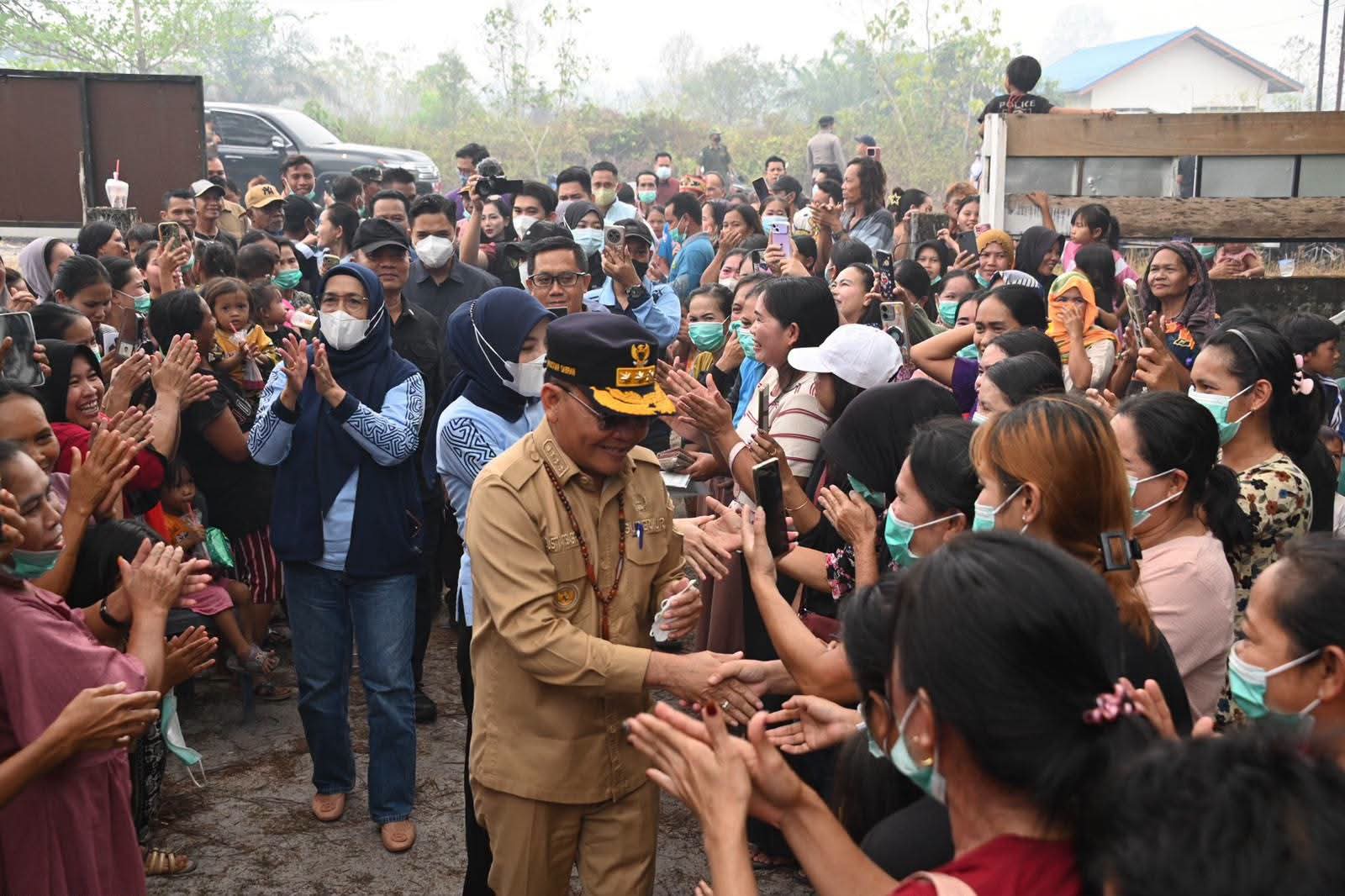 Gubernur Kalteng Agustiar Sabran Salurkan Bantuan Pangan ke Warga Terdampak Karhutla di 3 Kabupaten