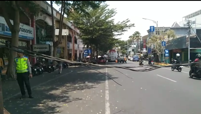Truk Tangki BBM Pertamina Tersangkut Kabel Listrik di Depan Grand Wahid Hotel Salatiga, Tiang Ikut Miring