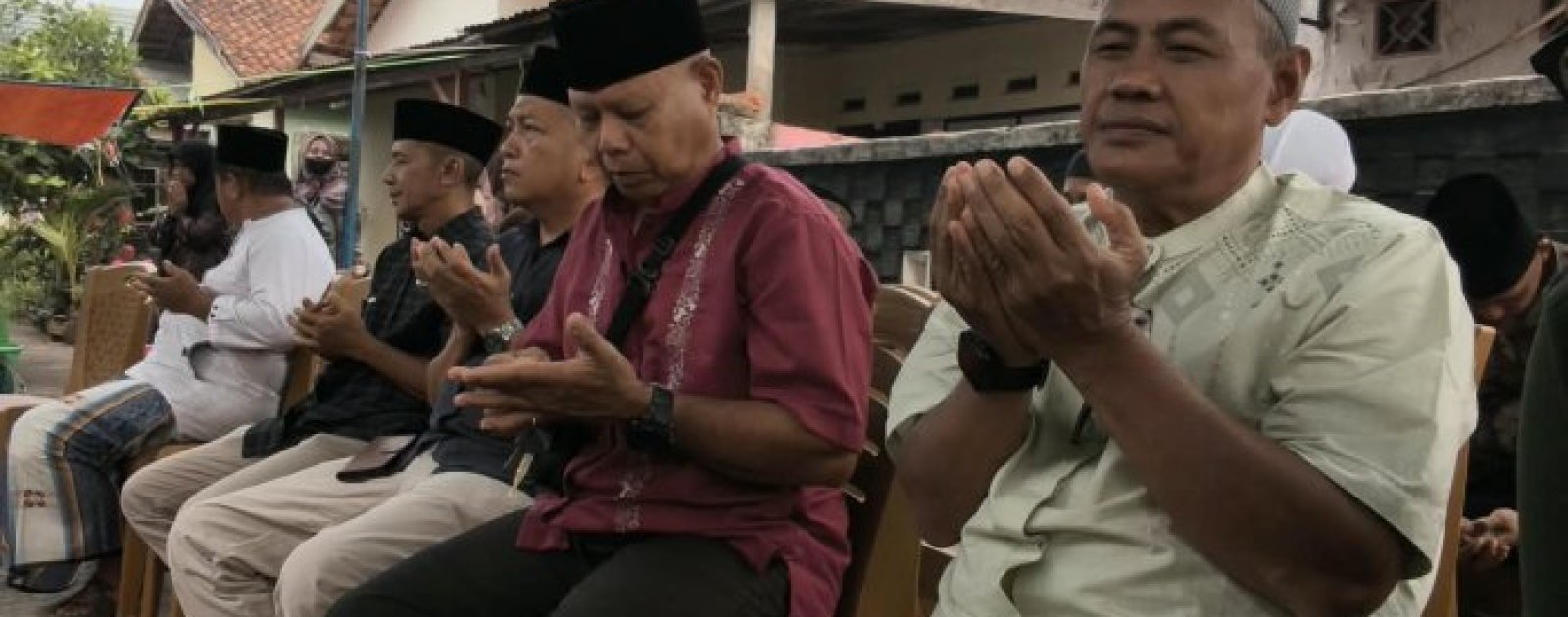 Plt Kepala MTsN 2 Kota Jambi Pimpin Rombongan Takziah ke Rumah Duka Staf Tendik di Paal Merah