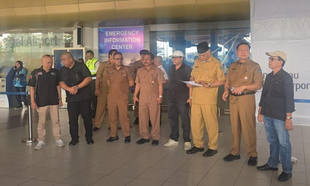 Gubernur Sumbar Mahyeldi Lepas 300 Anak Petani Sawit Penerima Beasiswa 2026 di Bandara Minangkabau